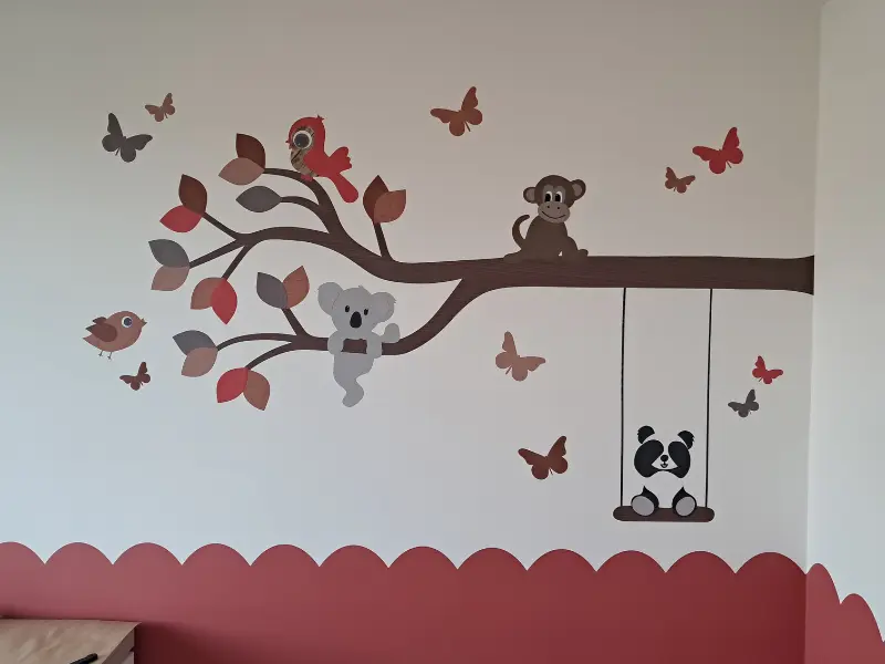 Babykamer gedecoreerd en gestyled met roest, roestrood en terracotta.